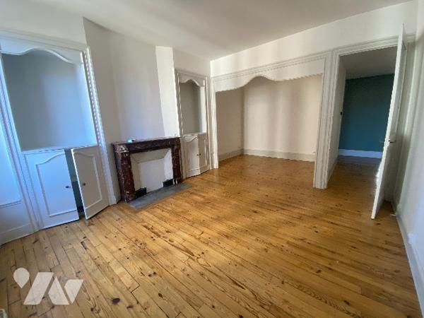 Immeuble complet de 6 logements, 2 commerces, combles aménageables
