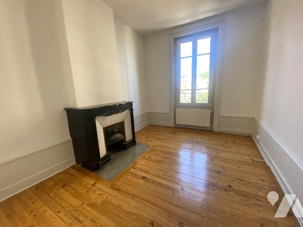 Immeuble complet de 6 logements, 2 commerces, combles aménageables