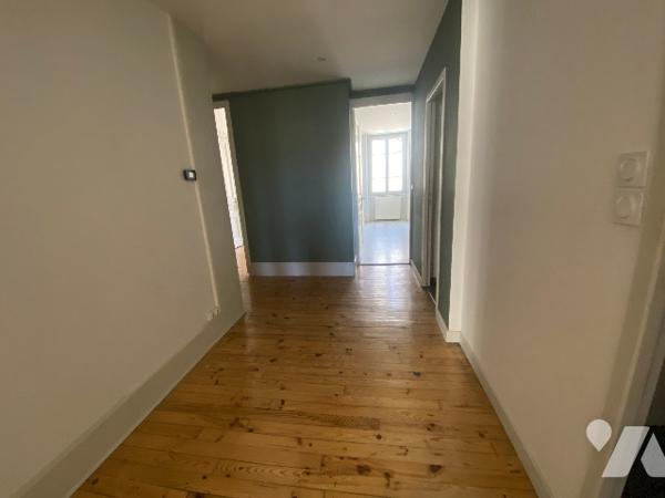 Immeuble complet de 6 logements, 2 commerces, combles aménageables
