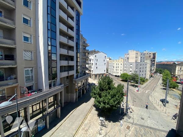 Immeuble complet de 6 logements, 2 commerces, combles aménageables