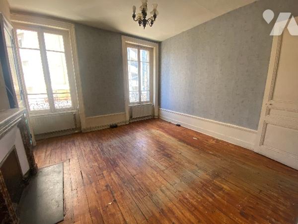 Immeuble complet de 6 logements, 2 commerces, combles aménageables