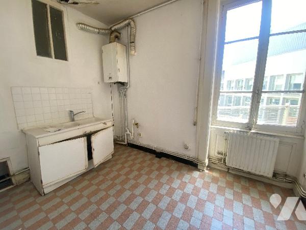Immeuble complet de 6 logements, 2 commerces, combles aménageables