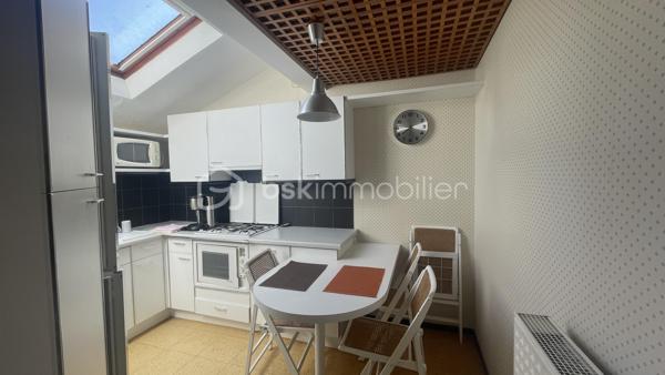 T2 de 49,6 m2 avec terrasse, GARAGE et cave - Résidence La Vigière.
Au 4 ème étage avec ascenseur, environnement calme et agréable. 
L'appartement dispose d'un garage privatif, atout rare et très recherché offrant une véritable valeur ajoutée à ce bien. 
Situé côté jardin totalement à l'écart des nuisances de la rue vous profiterez d'une belle vue dégagée sur la colline et d'un très bon ensoleillement tout au long de la journée.
Il se compose d'une entrée, d'une pièce vestiaire/cellier, d'une cuisine équipée, un salon lumineux avec baie vitrée donnant sur une petite terrasse. Véritable prolongement du séjour, cette terrasse est idéale pour profiter des beaux jours, prendre vos repas en extérieur ou simplement vous détendre en admirant la vue. 
Vous découvrirez également une belle chambre de 15m2 avec accès direct à la terrasse et équipé d'un grand placard/dressing réalisé sur mesure. 
Une grande salle de bain attenante à la chambre vient compléter la partie nuit, avec baignoire, wc et de nombreux rangements.
Une cave fermée vient compléter l'ensemble (stockage, local vélo etc...)
Résidence de 1980, de très bonne qualité et très bien entretenue. 
Frais de copropriété : 122 euros mensuels. Taxe foncière : 961 euros.
Travaux prévus sur la copropriété : isolation par l'extérieur, remplacement de la chaudière gaz par une pompe à chaleur, remplacement de la vmc (amélioration des performances énergétiques de la résidence)
Appartement très agréable et fonctionnel, idéal pour première acquisition, pour un couple ou une personne seule ou pour un projet d'investissement locatif avec un rapport locatif estimé entre 470 et 520 euros mensuels.
Rafraichissement à voir en fonction de votre projet.