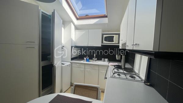 T2 de 49,6 m2 avec terrasse, GARAGE et cave - Résidence La Vigière.
Au 4 ème étage avec ascenseur, environnement calme et agréable. 
L'appartement dispose d'un garage privatif, atout rare et très recherché offrant une véritable valeur ajoutée à ce bien. 
Situé côté jardin totalement à l'écart des nuisances de la rue vous profiterez d'une belle vue dégagée sur la colline et d'un très bon ensoleillement tout au long de la journée.
Il se compose d'une entrée, d'une pièce vestiaire/cellier, d'une cuisine équipée, un salon lumineux avec baie vitrée donnant sur une petite terrasse. Véritable prolongement du séjour, cette terrasse est idéale pour profiter des beaux jours, prendre vos repas en extérieur ou simplement vous détendre en admirant la vue. 
Vous découvrirez également une belle chambre de 15m2 avec accès direct à la terrasse et équipé d'un grand placard/dressing réalisé sur mesure. 
Une grande salle de bain attenante à la chambre vient compléter la partie nuit, avec baignoire, wc et de nombreux rangements.
Une cave fermée vient compléter l'ensemble (stockage, local vélo etc...)
Résidence de 1980, de très bonne qualité et très bien entretenue. 
Frais de copropriété : 122 euros mensuels. Taxe foncière : 961 euros.
Travaux prévus sur la copropriété : isolation par l'extérieur, remplacement de la chaudière gaz par une pompe à chaleur, remplacement de la vmc (amélioration des performances énergétiques de la résidence)
Appartement très agréable et fonctionnel, idéal pour première acquisition, pour un couple ou une personne seule ou pour un projet d'investissement locatif avec un rapport locatif estimé entre 470 et 520 euros mensuels.
Rafraichissement à voir en fonction de votre projet.