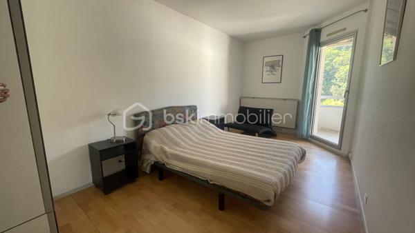 T2 de 49,6 m2 avec terrasse, GARAGE et cave - Résidence La Vigière.
Au 4 ème étage avec ascenseur, environnement calme et agréable. 
L'appartement dispose d'un garage privatif, atout rare et très recherché offrant une véritable valeur ajoutée à ce bien. 
Situé côté jardin totalement à l'écart des nuisances de la rue vous profiterez d'une belle vue dégagée sur la colline et d'un très bon ensoleillement tout au long de la journée.
Il se compose d'une entrée, d'une pièce vestiaire/cellier, d'une cuisine équipée, un salon lumineux avec baie vitrée donnant sur une petite terrasse. Véritable prolongement du séjour, cette terrasse est idéale pour profiter des beaux jours, prendre vos repas en extérieur ou simplement vous détendre en admirant la vue. 
Vous découvrirez également une belle chambre de 15m2 avec accès direct à la terrasse et équipé d'un grand placard/dressing réalisé sur mesure. 
Une grande salle de bain attenante à la chambre vient compléter la partie nuit, avec baignoire, wc et de nombreux rangements.
Une cave fermée vient compléter l'ensemble (stockage, local vélo etc...)
Résidence de 1980, de très bonne qualité et très bien entretenue. 
Frais de copropriété : 122 euros mensuels. Taxe foncière : 961 euros.
Travaux prévus sur la copropriété : isolation par l'extérieur, remplacement de la chaudière gaz par une pompe à chaleur, remplacement de la vmc (amélioration des performances énergétiques de la résidence)
Appartement très agréable et fonctionnel, idéal pour première acquisition, pour un couple ou une personne seule ou pour un projet d'investissement locatif avec un rapport locatif estimé entre 470 et 520 euros mensuels.
Rafraichissement à voir en fonction de votre projet.
