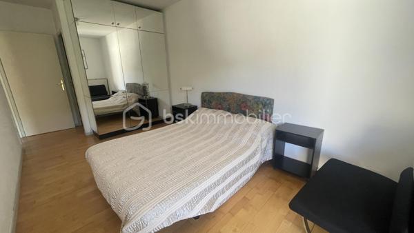 T2 de 49,6 m2 avec terrasse, GARAGE et cave - Résidence La Vigière.
Au 4 ème étage avec ascenseur, environnement calme et agréable. 
L'appartement dispose d'un garage privatif, atout rare et très recherché offrant une véritable valeur ajoutée à ce bien. 
Situé côté jardin totalement à l'écart des nuisances de la rue vous profiterez d'une belle vue dégagée sur la colline et d'un très bon ensoleillement tout au long de la journée.
Il se compose d'une entrée, d'une pièce vestiaire/cellier, d'une cuisine équipée, un salon lumineux avec baie vitrée donnant sur une petite terrasse. Véritable prolongement du séjour, cette terrasse est idéale pour profiter des beaux jours, prendre vos repas en extérieur ou simplement vous détendre en admirant la vue. 
Vous découvrirez également une belle chambre de 15m2 avec accès direct à la terrasse et équipé d'un grand placard/dressing réalisé sur mesure. 
Une grande salle de bain attenante à la chambre vient compléter la partie nuit, avec baignoire, wc et de nombreux rangements.
Une cave fermée vient compléter l'ensemble (stockage, local vélo etc...)
Résidence de 1980, de très bonne qualité et très bien entretenue. 
Frais de copropriété : 122 euros mensuels. Taxe foncière : 961 euros.
Travaux prévus sur la copropriété : isolation par l'extérieur, remplacement de la chaudière gaz par une pompe à chaleur, remplacement de la vmc (amélioration des performances énergétiques de la résidence)
Appartement très agréable et fonctionnel, idéal pour première acquisition, pour un couple ou une personne seule ou pour un projet d'investissement locatif avec un rapport locatif estimé entre 470 et 520 euros mensuels.
Rafraichissement à voir en fonction de votre projet.