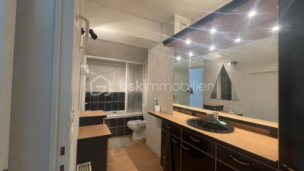 T2 de 49,6 m2 avec terrasse, GARAGE et cave - Résidence La Vigière.
Au 4 ème étage avec ascenseur, environnement calme et agréable. 
L'appartement dispose d'un garage privatif, atout rare et très recherché offrant une véritable valeur ajoutée à ce bien. 
Situé côté jardin totalement à l'écart des nuisances de la rue vous profiterez d'une belle vue dégagée sur la colline et d'un très bon ensoleillement tout au long de la journée.
Il se compose d'une entrée, d'une pièce vestiaire/cellier, d'une cuisine équipée, un salon lumineux avec baie vitrée donnant sur une petite terrasse. Véritable prolongement du séjour, cette terrasse est idéale pour profiter des beaux jours, prendre vos repas en extérieur ou simplement vous détendre en admirant la vue. 
Vous découvrirez également une belle chambre de 15m2 avec accès direct à la terrasse et équipé d'un grand placard/dressing réalisé sur mesure. 
Une grande salle de bain attenante à la chambre vient compléter la partie nuit, avec baignoire, wc et de nombreux rangements.
Une cave fermée vient compléter l'ensemble (stockage, local vélo etc...)
Résidence de 1980, de très bonne qualité et très bien entretenue. 
Frais de copropriété : 122 euros mensuels. Taxe foncière : 961 euros.
Travaux prévus sur la copropriété : isolation par l'extérieur, remplacement de la chaudière gaz par une pompe à chaleur, remplacement de la vmc (amélioration des performances énergétiques de la résidence)
Appartement très agréable et fonctionnel, idéal pour première acquisition, pour un couple ou une personne seule ou pour un projet d'investissement locatif avec un rapport locatif estimé entre 470 et 520 euros mensuels.
Rafraichissement à voir en fonction de votre projet.