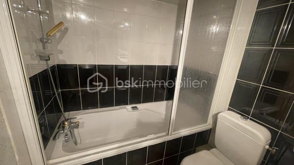 T2 de 49,6 m2 avec terrasse, GARAGE et cave - Résidence La Vigière.
Au 4 ème étage avec ascenseur, environnement calme et agréable. 
L'appartement dispose d'un garage privatif, atout rare et très recherché offrant une véritable valeur ajoutée à ce bien. 
Situé côté jardin totalement à l'écart des nuisances de la rue vous profiterez d'une belle vue dégagée sur la colline et d'un très bon ensoleillement tout au long de la journée.
Il se compose d'une entrée, d'une pièce vestiaire/cellier, d'une cuisine équipée, un salon lumineux avec baie vitrée donnant sur une petite terrasse. Véritable prolongement du séjour, cette terrasse est idéale pour profiter des beaux jours, prendre vos repas en extérieur ou simplement vous détendre en admirant la vue. 
Vous découvrirez également une belle chambre de 15m2 avec accès direct à la terrasse et équipé d'un grand placard/dressing réalisé sur mesure. 
Une grande salle de bain attenante à la chambre vient compléter la partie nuit, avec baignoire, wc et de nombreux rangements.
Une cave fermée vient compléter l'ensemble (stockage, local vélo etc...)
Résidence de 1980, de très bonne qualité et très bien entretenue. 
Frais de copropriété : 122 euros mensuels. Taxe foncière : 961 euros.
Travaux prévus sur la copropriété : isolation par l'extérieur, remplacement de la chaudière gaz par une pompe à chaleur, remplacement de la vmc (amélioration des performances énergétiques de la résidence)
Appartement très agréable et fonctionnel, idéal pour première acquisition, pour un couple ou une personne seule ou pour un projet d'investissement locatif avec un rapport locatif estimé entre 470 et 520 euros mensuels.
Rafraichissement à voir en fonction de votre projet.