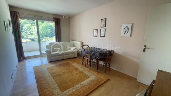 T2 de 49,6 m2 avec terrasse, GARAGE et cave - Résidence La Vigière.
Au 4 ème étage avec ascenseur, environnement calme et agréable. 
L'appartement dispose d'un garage privatif, atout rare et très recherché offrant une véritable valeur ajoutée à ce bien. 
Situé côté jardin totalement à l'écart des nuisances de la rue vous profiterez d'une belle vue dégagée sur la colline et d'un très bon ensoleillement tout au long de la journée.
Il se compose d'une entrée, d'une pièce vestiaire/cellier, d'une cuisine équipée, un salon lumineux avec baie vitrée donnant sur une petite terrasse. Véritable prolongement du séjour, cette terrasse est idéale pour profiter des beaux jours, prendre vos repas en extérieur ou simplement vous détendre en admirant la vue. 
Vous découvrirez également une belle chambre de 15m2 avec accès direct à la terrasse et équipé d'un grand placard/dressing réalisé sur mesure. 
Une grande salle de bain attenante à la chambre vient compléter la partie nuit, avec baignoire, wc et de nombreux rangements.
Une cave fermée vient compléter l'ensemble (stockage, local vélo etc...)
Résidence de 1980, de très bonne qualité et très bien entretenue. 
Frais de copropriété : 122 euros mensuels. Taxe foncière : 961 euros.
Travaux prévus sur la copropriété : isolation par l'extérieur, remplacement de la chaudière gaz par une pompe à chaleur, remplacement de la vmc (amélioration des performances énergétiques de la résidence)
Appartement très agréable et fonctionnel, idéal pour première acquisition, pour un couple ou une personne seule ou pour un projet d'investissement locatif avec un rapport locatif estimé entre 470 et 520 euros mensuels.
Rafraichissement à voir en fonction de votre projet.