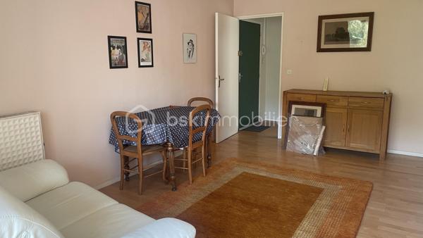 T2 de 49,6 m2 avec terrasse, GARAGE et cave - Résidence La Vigière.
Au 4 ème étage avec ascenseur, environnement calme et agréable. 
L'appartement dispose d'un garage privatif, atout rare et très recherché offrant une véritable valeur ajoutée à ce bien. 
Situé côté jardin totalement à l'écart des nuisances de la rue vous profiterez d'une belle vue dégagée sur la colline et d'un très bon ensoleillement tout au long de la journée.
Il se compose d'une entrée, d'une pièce vestiaire/cellier, d'une cuisine équipée, un salon lumineux avec baie vitrée donnant sur une petite terrasse. Véritable prolongement du séjour, cette terrasse est idéale pour profiter des beaux jours, prendre vos repas en extérieur ou simplement vous détendre en admirant la vue. 
Vous découvrirez également une belle chambre de 15m2 avec accès direct à la terrasse et équipé d'un grand placard/dressing réalisé sur mesure. 
Une grande salle de bain attenante à la chambre vient compléter la partie nuit, avec baignoire, wc et de nombreux rangements.
Une cave fermée vient compléter l'ensemble (stockage, local vélo etc...)
Résidence de 1980, de très bonne qualité et très bien entretenue. 
Frais de copropriété : 122 euros mensuels. Taxe foncière : 961 euros.
Travaux prévus sur la copropriété : isolation par l'extérieur, remplacement de la chaudière gaz par une pompe à chaleur, remplacement de la vmc (amélioration des performances énergétiques de la résidence)
Appartement très agréable et fonctionnel, idéal pour première acquisition, pour un couple ou une personne seule ou pour un projet d'investissement locatif avec un rapport locatif estimé entre 470 et 520 euros mensuels.
Rafraichissement à voir en fonction de votre projet.