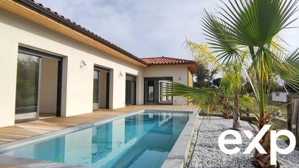 Maison contemporaine de plain-pied - piscine à 2 tours de roues de l'océan