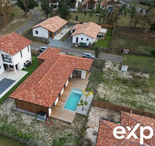Maison contemporaine de plain-pied - piscine à 2 tours de roues de l'océan