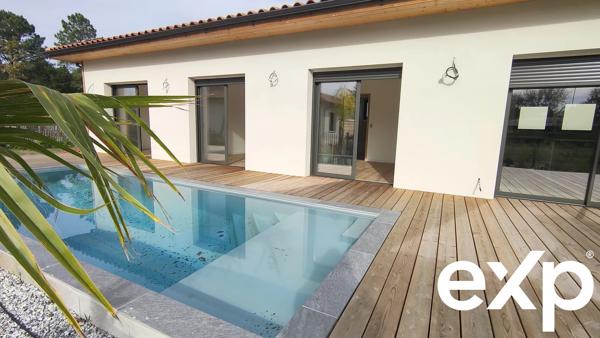Maison contemporaine de plain-pied - piscine à 2 tours de roues de l'océan