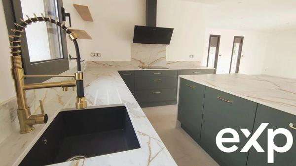 Maison contemporaine de plain-pied - piscine à 2 tours de roues de l'océan