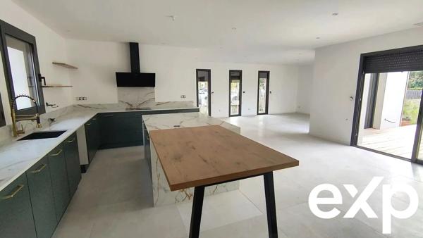 Maison contemporaine de plain-pied - piscine à 2 tours de roues de l'océan