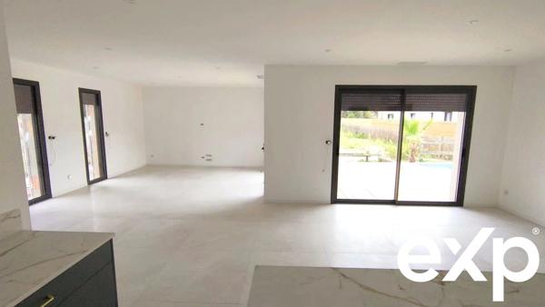 Maison contemporaine de plain-pied - piscine à 2 tours de roues de l'océan