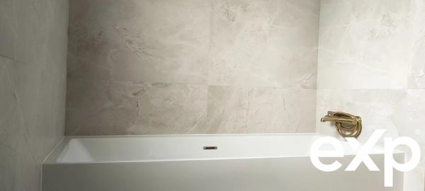 Maison contemporaine de plain-pied - piscine à 2 tours de roues de l'océan