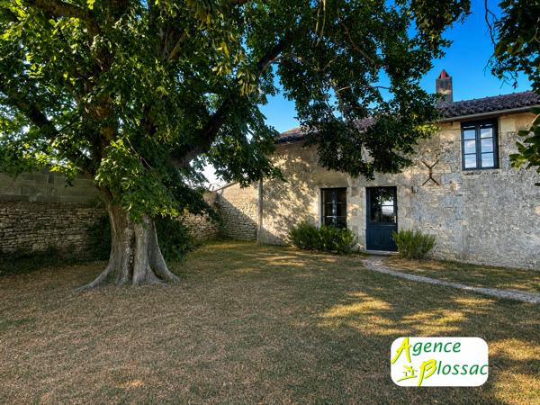 MAISON EN PIERRE /// PROXIMITE MIREBEAU