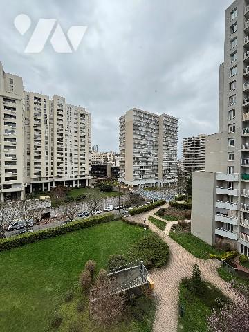 A Saint-Etienne, secteur Centre 2, appartement traversant de Type 3 avec garage et cave.