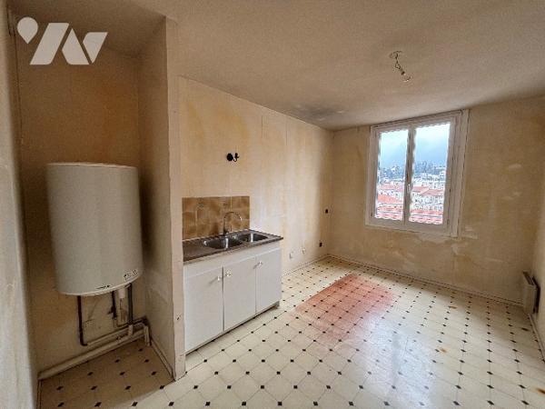 A Saint-Etienne, secteur Centre 2, appartement traversant de Type 3 avec garage et cave.