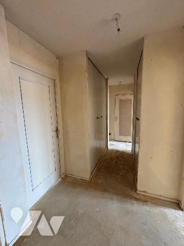 A Saint-Etienne, secteur Centre 2, appartement traversant de Type 3 avec garage et cave.