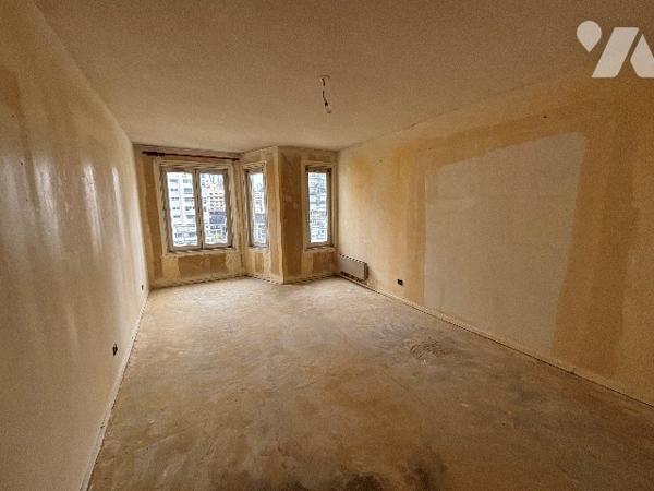 A Saint-Etienne, secteur Centre 2, appartement traversant de Type 3 avec garage et cave.