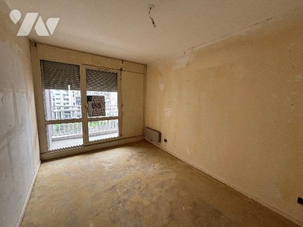 A Saint-Etienne, secteur Centre 2, appartement traversant de Type 3 avec garage et cave.