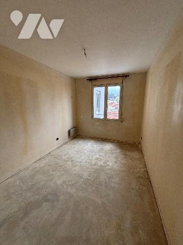 A Saint-Etienne, secteur Centre 2, appartement traversant de Type 3 avec garage et cave.