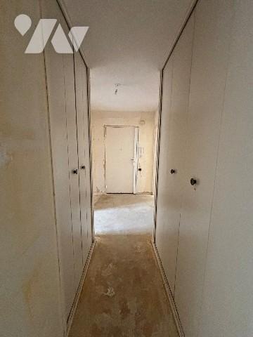 A Saint-Etienne, secteur Centre 2, appartement traversant de Type 3 avec garage et cave.