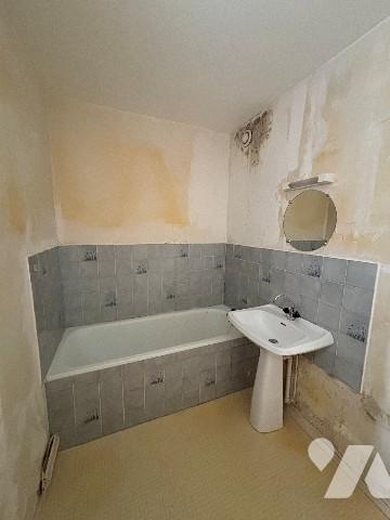 A Saint-Etienne, secteur Centre 2, appartement traversant de Type 3 avec garage et cave.