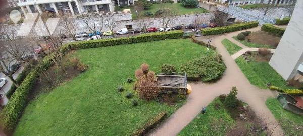 A Saint-Etienne, secteur Centre 2, appartement traversant de Type 3 avec garage et cave.