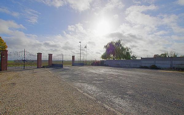 Immeuble à vendre    5 pièces •  Mesnil-Saint-Nicaise