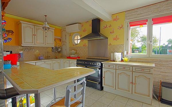 Immeuble à vendre    5 pièces •  Mesnil-Saint-Nicaise