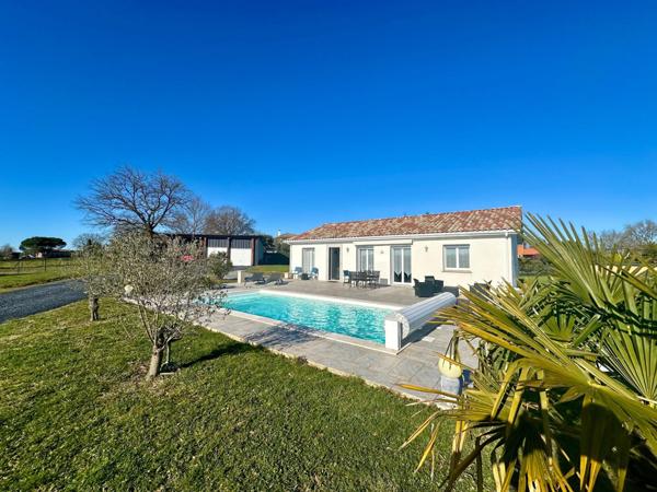 Maison récente T5 d'environ 105 m² sur un terrain clos de 2700 m² avec piscine chauffée et grand garage.
