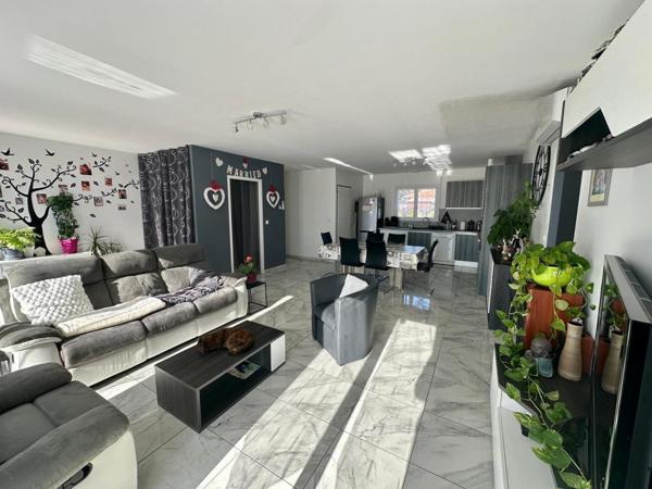 Maison récente T5 d'environ 105 m² sur un terrain clos de 2700 m² avec piscine chauffée et grand garage.