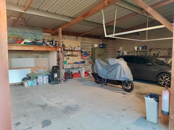 Maison récente T5 d'environ 105 m² sur un terrain clos de 2700 m² avec piscine chauffée et grand garage.