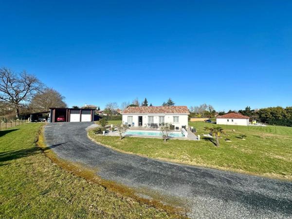 Maison récente T5 d'environ 105 m² sur un terrain clos de 2700 m² avec piscine chauffée et grand garage.