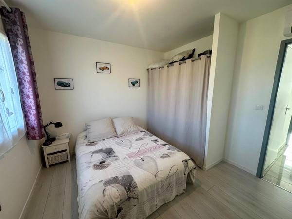 Maison récente T5 d'environ 105 m² sur un terrain clos de 2700 m² avec piscine chauffée et grand garage.