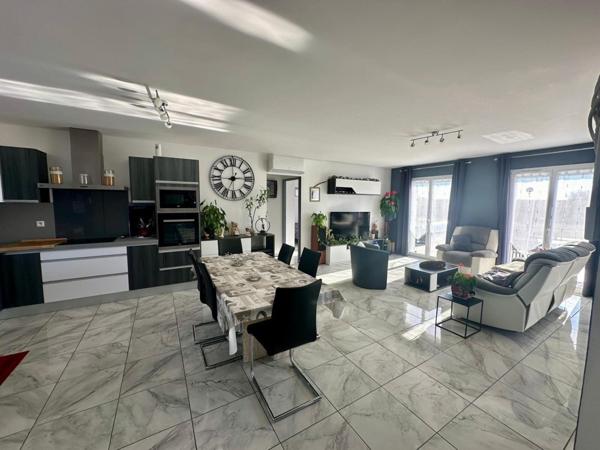 Maison récente T5 d'environ 105 m² sur un terrain clos de 2700 m² avec piscine chauffée et grand garage.