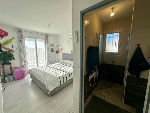 Maison récente T5 d'environ 105 m² sur un terrain clos de 2700 m² avec piscine chauffée et grand garage.