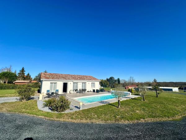 Maison récente T5 d'environ 105 m² sur un terrain clos de 2700 m² avec piscine chauffée et grand garage.