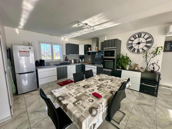 Maison récente T5 d'environ 105 m² sur un terrain clos de 2700 m² avec piscine chauffée et grand garage.