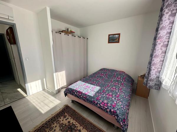 Maison récente T5 d'environ 105 m² sur un terrain clos de 2700 m² avec piscine chauffée et grand garage.