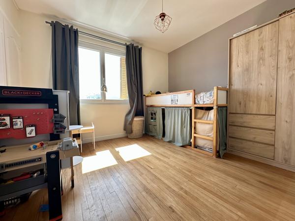 Très joli T4 en dernier étage avec balcon et garage - Clermont-Province
