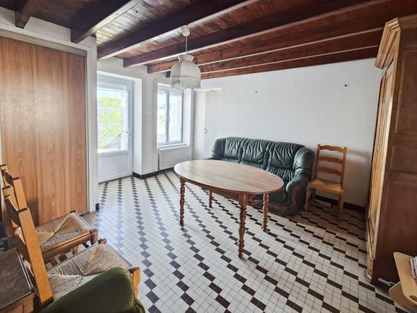 Maison ancienne avec potentiel.