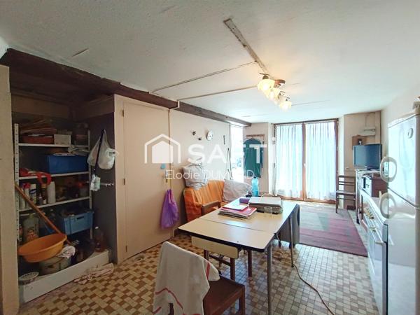 Maison de village meublée à rénover située au coeur de Saint-Amour d'une surface habitable de 60 m2