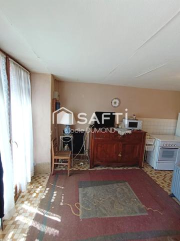 Maison de village meublée à rénover située au coeur de Saint-Amour d'une surface habitable de 60 m2