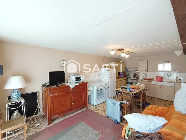 Maison de village meublée à rénover située au coeur de Saint-Amour d'une surface habitable de 60 m2