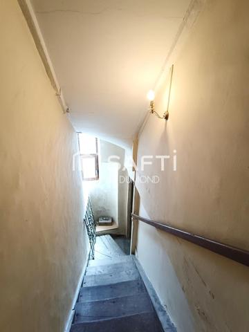 Maison de village meublée à rénover située au coeur de Saint-Amour d'une surface habitable de 60 m2