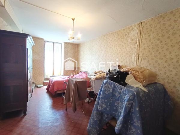 Maison de village meublée à rénover située au coeur de Saint-Amour d'une surface habitable de 60 m2